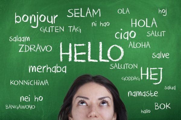 Tafel mit Hallo auf unterschiedlichen Sprachen