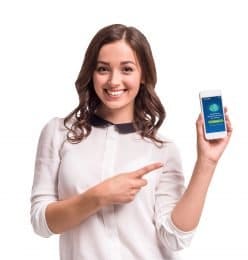 Junge Frau mit Handy in der Hand auf dem man Duolingo sieht