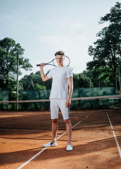 Sportler auf Tennisplatz